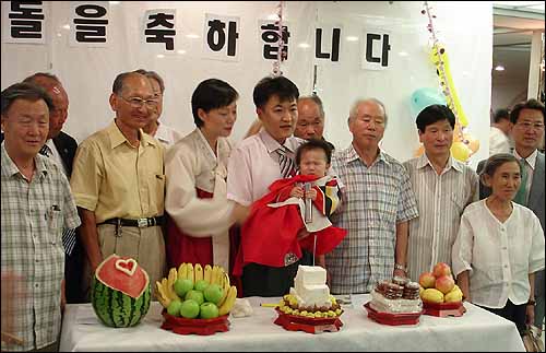 윤기진 의장과 황선 대변인의 딸 윤민의 첫 돌을 축하해주기 위해 참석한 장기수 어르신들과 단체 대표자들. 